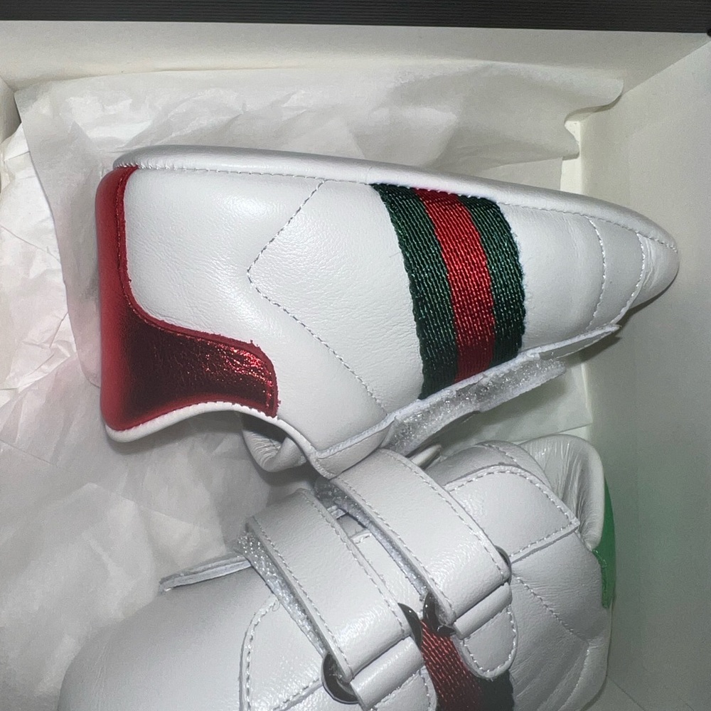 Authentic Gucci soft bottoms, never worn. Newborn